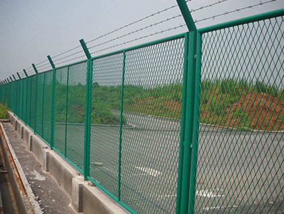 如何選擇公路護(hù)欄網(wǎng)？ 